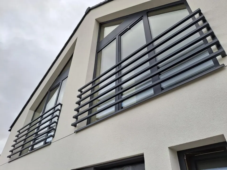 Balustrady okienne z poziomych profili