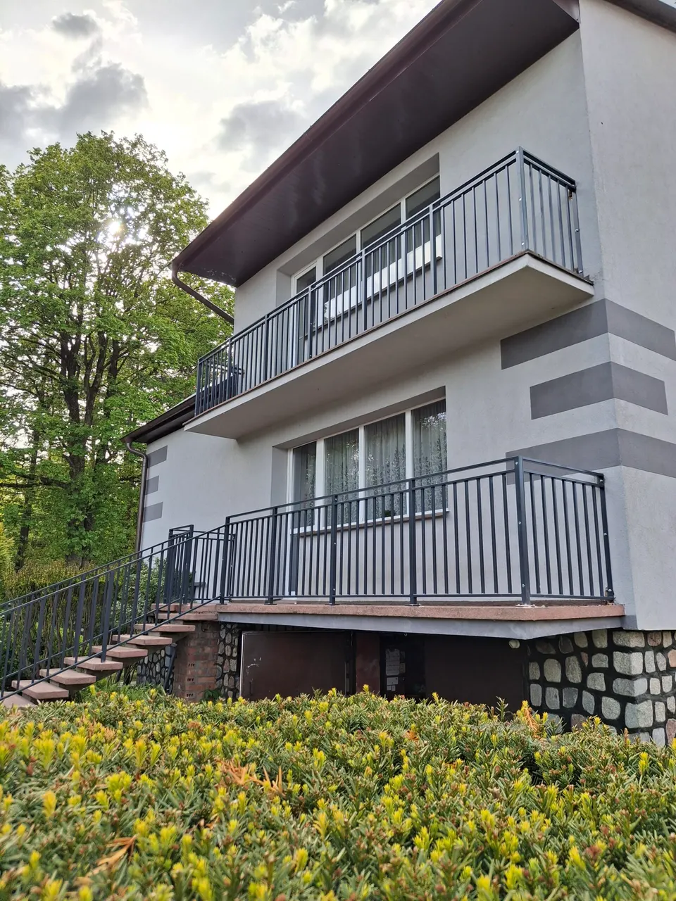 Balustrady zewnętrzne przy domu jednorodzinnym