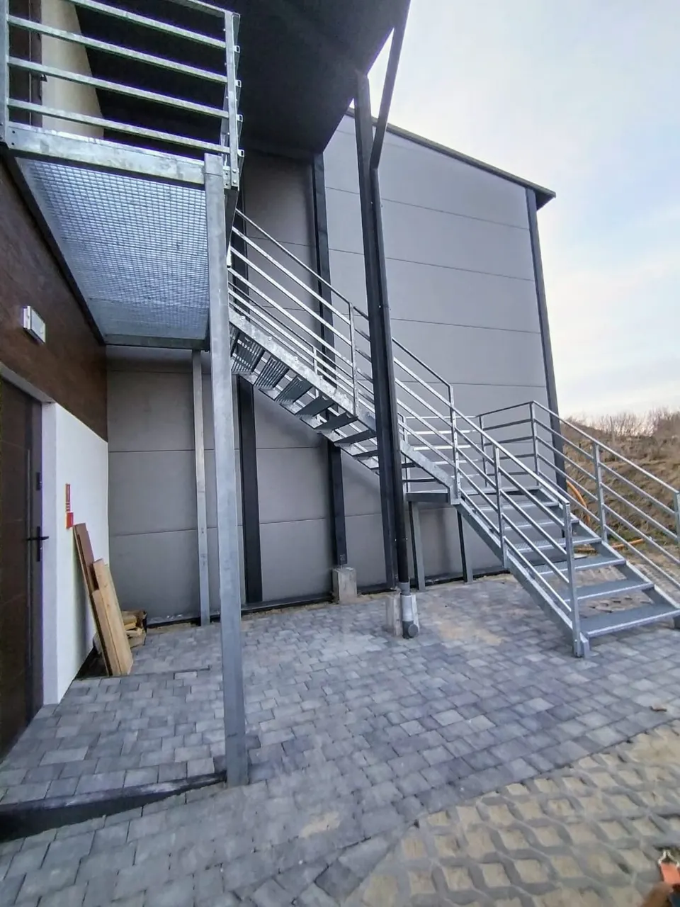 Schody techniczne z podestem i balustradą